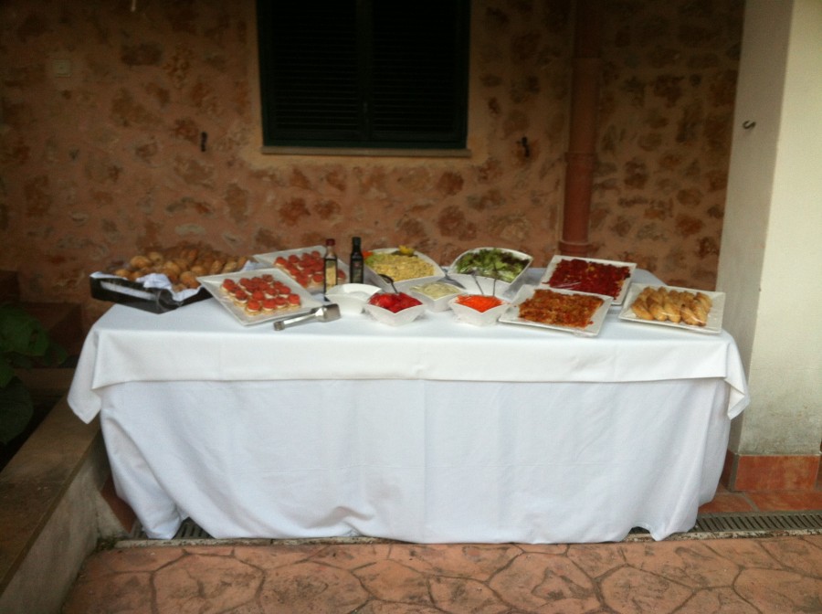 Modelo de mesas buffet con nuestros productos .